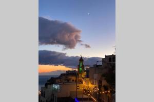 Blick auf eine Stadt bei Sonnenuntergang mit einem Gebäude in der Unterkunft Celestina in Positano