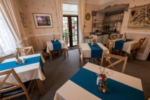 ein Restaurant mit blauen und weißen Tischen und Stühlen in der Unterkunft Appley Lodge in Shanklin