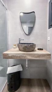 W łazience znajduje się kamienna umywalka i lustro. w obiekcie Casa La Aldaba w mieście Montejaque +33 zdjęcia