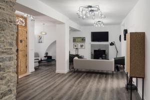 salon z kanapą i kominkiem w obiekcie Casa La Aldaba w mieście Montejaque