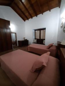 een slaapkamer met 2 bedden en een open haard bij Casa La Torera in Isora