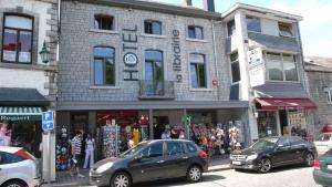 杜柏拉比瑞尔酒店的一条城市街道上的建筑,前面有汽车停放