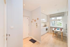 Kuchyňa alebo kuchynka v ubytovaní Apartamenty Grobla III Q4Apartments