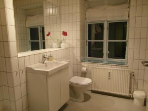 Koupelna v ubytování Vigen ferielejligheder