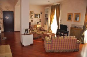 ein Wohnzimmer mit 2 Sofas und einem TV in der Unterkunft B&B Borsellino in Cerignola