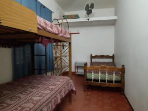 哥多華的住宿－Don Celso-2 Dormitorios，一间卧室设有两张双层床和梯子