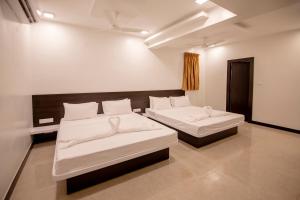 Gopuram Residency房間的床