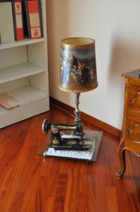 lampa na górze drewnianej podłogi w obiekcie B&B Borsellino w mieście Cerignola