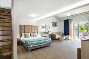 Postel nebo postele na pokoji v ubytování Hotel Sirines Complex