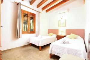 En eller flere senge i et værelse på Villa BARRACA + 15 billeder