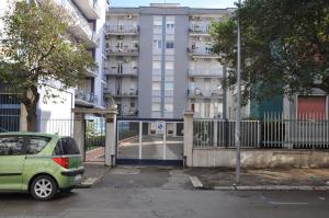 un pequeño coche verde estacionado frente a un edificio en B&B Borsellino, en Cerignola