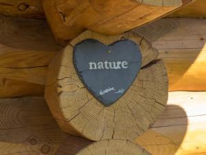 LoubeyratにあるRêves de Boisの自然の言葉を刻んだ丸太の心