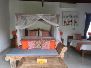 Säng eller sängar i ett rum på Bali Sila Bisma