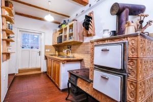 Köök või kööginurk majutusasutuses Chalupa na Fryšavě