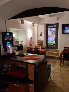 ein Wohnzimmer mit einem Schreibtisch und eine Küche mit einem TV in der Unterkunft AMBER APARTAMENt #12 in Krakau