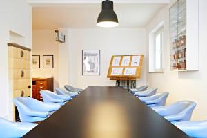 una sala de conferencias con una mesa larga y sillas azules en SOON appartements, en Simmern