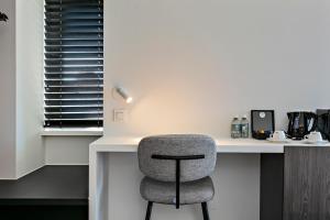 einen Stuhl an einem Schreibtisch in einem Zimmer in der Unterkunft Hotel Astoria in De Haan