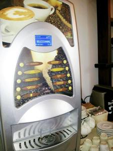una máquina expendedora de bebidas con un montón de pastelitos en Luconi Affittacamere, en Iesi