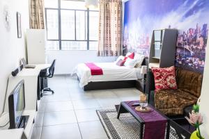 Habitación de hotel con cama y sofá en Stunning Maboneng Precinct Studio Apartment at 12 Decades Building, en Johannesburgo