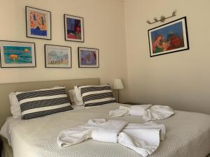 sypialnia z 2 łóżkami i ręcznikami w obiekcie Athenian cozy Apartment!!! w Atenach