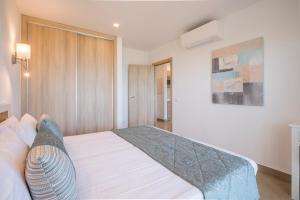 a bedroom with a bed and a painting on the wall at Clube Porto Mos - Sunplace Hotels & Beach Resort in Lagos