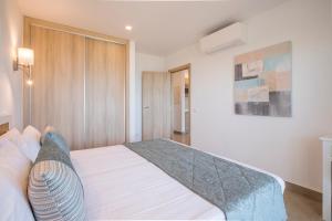 
Een bed of bedden in een kamer bij Clube Porto Mos - Sunplace Hotels & Beach Resort
