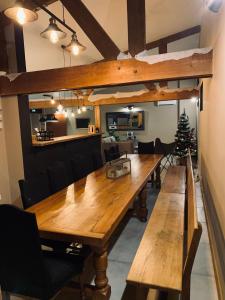 un comedor con una larga mesa de madera y un árbol de Navidad en GITE ST NICOLAS, en Le Mesnil-sur-Oger