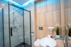 a bathroom with a shower and a sink at NEW Apartament VIP BLUE Warszawa+PARKING in Wola Mrokowska +66 photos