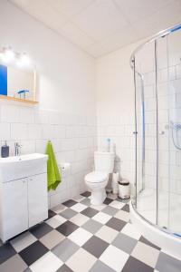 La salle de bains est pourvue de toilettes, d'un lavabo et d'une douche. dans l'établissement Moon Hostel Gdańsk, à Gdańsk