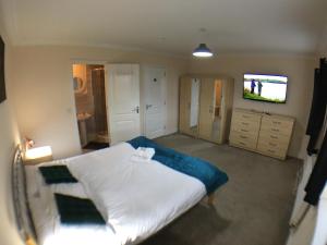 En eller flere senge i et værelse på Very LARGE 4 Bed House, 3 Bathrooms, 5 Smart TV's & VAN PARKING
