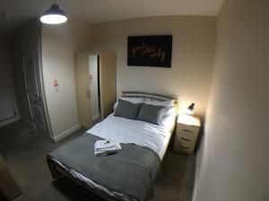 Very LARGE House, 6 beds, 4 bedrooms, 3 Bathrooms, 5 Smart TV's & VAN PARKING客房内的一张或多张床位