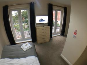 Very LARGE House, 6 beds, 4 bedrooms, 3 Bathrooms, 5 Smart TV's & VAN PARKING客房内的一张或多张床位