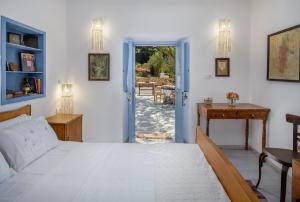 Ліжко або ліжка в номері The Aegean blue country house Old Milos