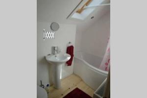 ein weißes Badezimmer mit Waschbecken und Badewanne in der Unterkunft The Barn @ Mill Haven Place, 3 bedroom cottage in Haverfordwest + 25 Fotos