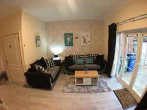 Very LARGE House, 6 beds, 4 bedrooms, 3 Bathrooms, 5 Smart TV's & VAN PARKING的休息区