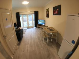 Very LARGE House, 6 beds, 4 bedrooms, 3 Bathrooms, 5 Smart TV's & VAN PARKING的电视和/或娱乐中心