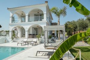 une villa avec une piscine et une maison dans l'établissement Variza Residence, à Kypseli