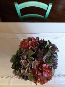 ein Blumenstrauß auf einem Tisch in der Unterkunft Appartamento Mia in Orvieto
