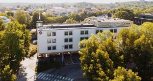 サロにあるOriginal Sokos Hotel Rikala Saloの都市の建物の航空写真