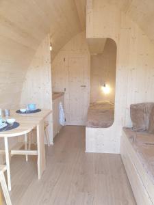 Cette petite chambre comprend une table et un lit. dans l'établissement B&B La ferme du Château de Broich, à Plombières