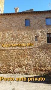 ein Backsteingebäude mit einem Schild an der Seite in der Unterkunft Appartamento Mia in Orvieto