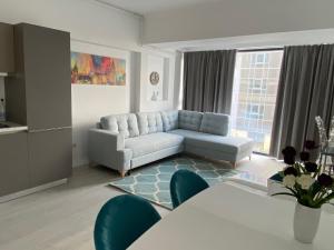 Ein Sitzbereich in der Unterkunft Maritimo Luxury ApartHotel