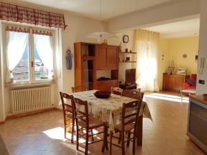 a kitchen and dining room with a table and chairs at Casa Luca e Cristina in Mezzolago