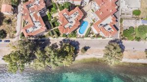 uma vista aérea de uma casa e da água em Meliti Waterfront Suites em Karavomylos