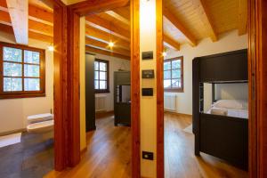 una camera con un grande letto e un bagno di WILDHOMES Wild Wolf Lodge a Courmayeur