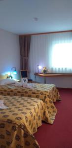 Postel nebo postele na pokoji v ubytování Iris Hotel
