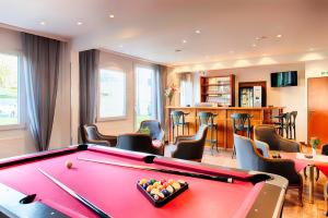 Biliár nebo kulečník v ubytování Hotel B1