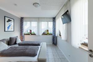 sala de estar con cama y sofá en Ferienwohnung Hörning, en Roxheim