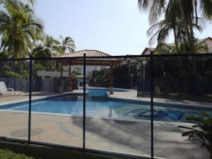 uma cerca em torno de uma piscina com uma piscina em Casa, playa Bello Horizonte Santa Marta Colombia em Santa Marta