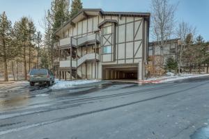 un edificio con un furgone parcheggiato di fronte di Squaw Valley Ski Flat a Olympic Valley